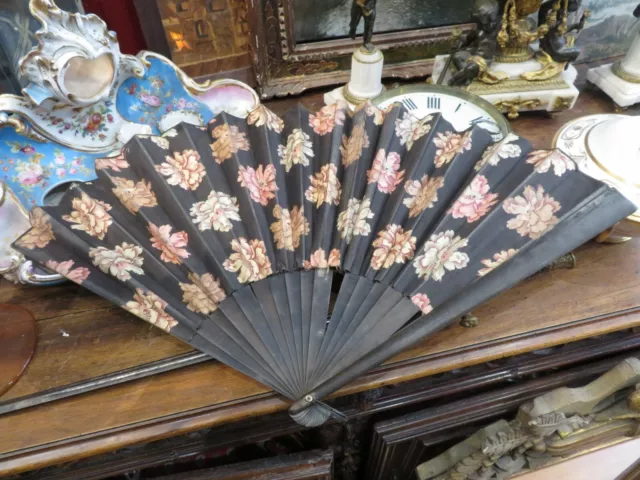 ancien tres grand eventail bois noirci et tissus fan epoque XIXe albanico