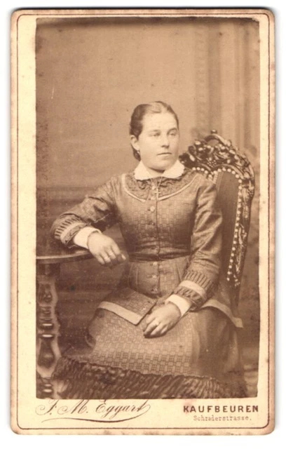 Fotografie F. M. Eggart, Kaufbeuren, Schraderstraße, bürgerliche Frau in karier