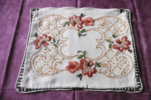 Magnifique housse de coussin avec d'imposantes BRODERIES faites à la main