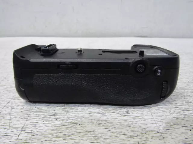 Nikon MB-D18 Multi-Power Battery Pack