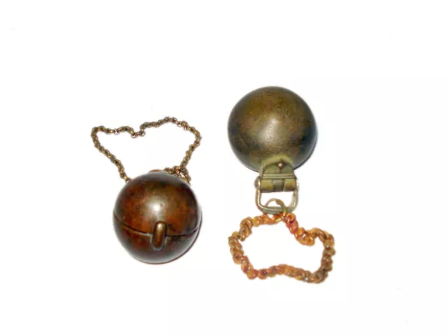 Original Antique Collectible brass Betel Lime Box CHUNA-DANI Chain. i22-40