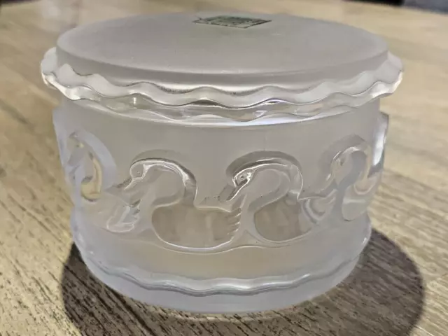 LALIQUE SIGNED COVERED FROSTED CUNARD SWAN DISH  - ORIGINAL LABEL - Excellent !