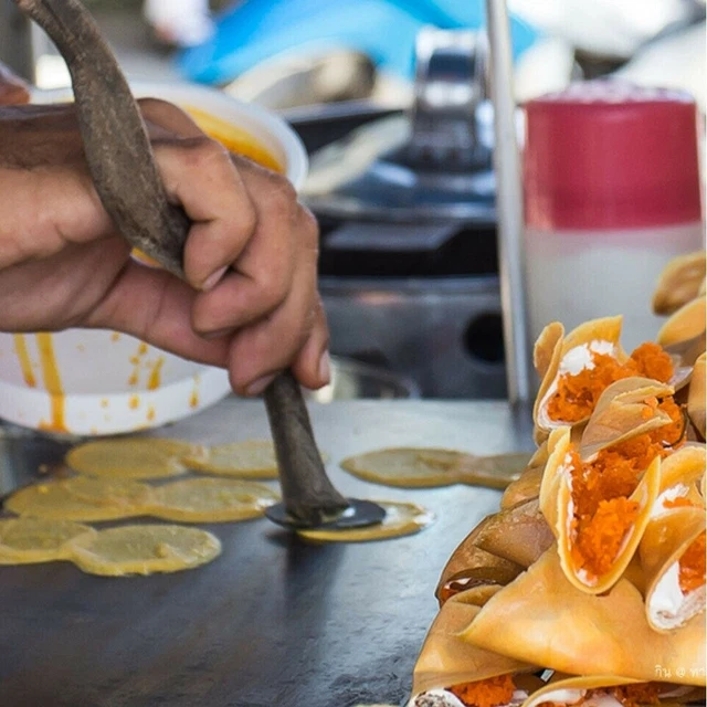 THAILÄNDISCHE SÜSSE KNUSPRIGE Pfannkuchen Kanom Buang Maschine KRA JA ...
