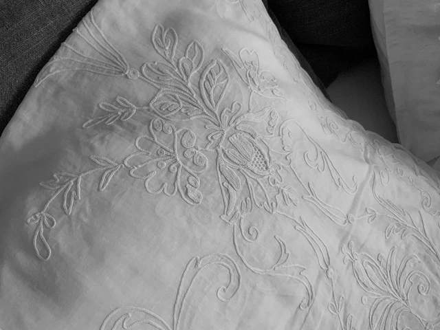 A SAISIR ANCIEN COUVRE LIT DESSUS DE LIT BRODERIE