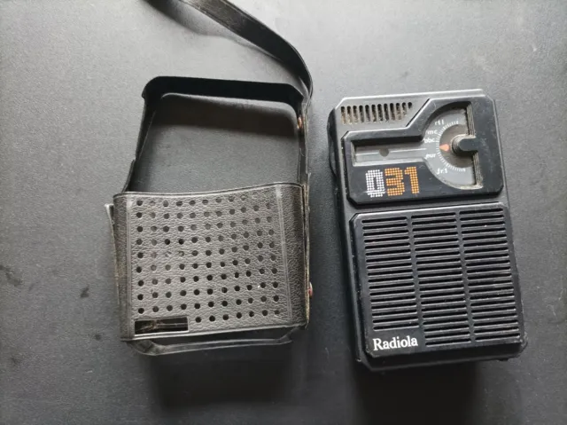 Transistor radio vintage Radiola 031, ancienne radio de poche .HORS SERVICE