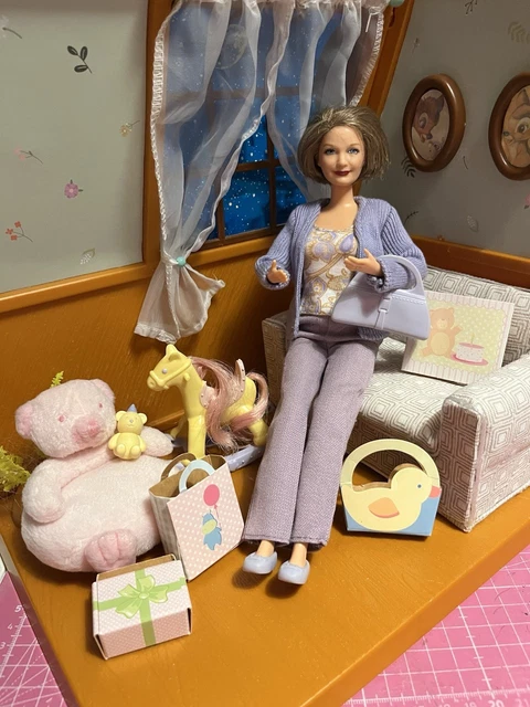 Dolls House Puppe Grandma Enid – Oma Puppe 1:12 Für Puppenhaus – Mit Kittelschürze Und Lockenwicklern
