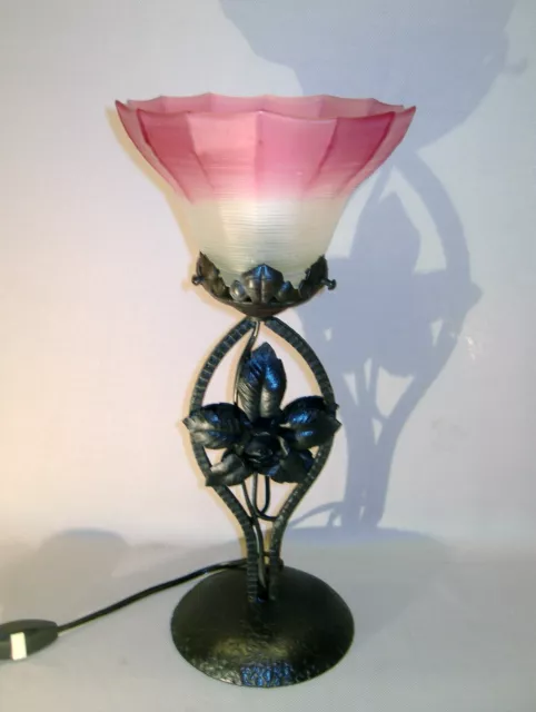 Jugendstil - Lampe aus Schmiedeeisen und getoentem Glas um 1900