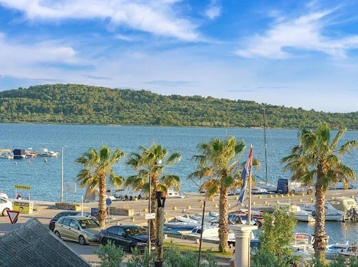 Ferienhaus/Ferienwohnung direkt am Meer/Srima /Vodice/Kroatien