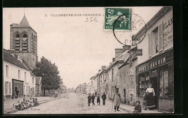 CPA Villeneuve-sur-Verberie, vue de la rue avec l'Église
