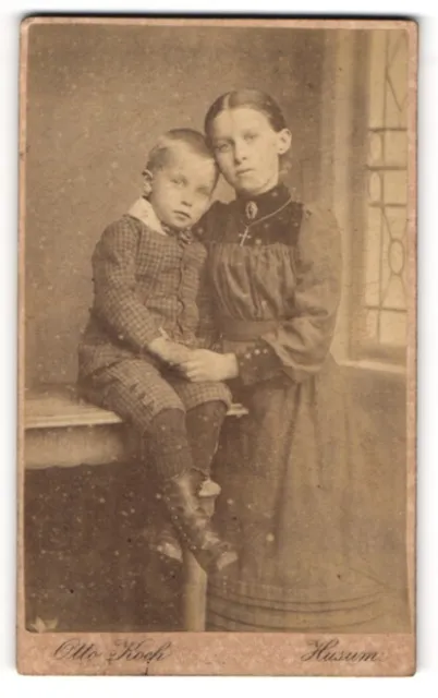 Fotografie Otto Koch, Husum, Süderstr. 152, Portrait niedliches Kinderpaar in h