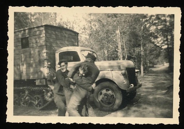 Tamiya 1:48 Sd.Kfz.251/1 Ausf.D Halbkette - Modellbausatz Mit 2 Figuren