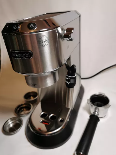 Máquina de espresso con bomba tradicional estilo DeLonghi Dedica EC685 M plateada 2