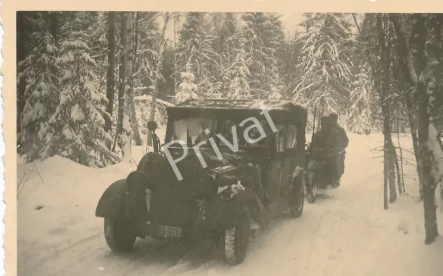 Foto WK II Wehrmacht Fahrzeug Oldtimer dahinter Soldaten Motrorrad bike K1.30