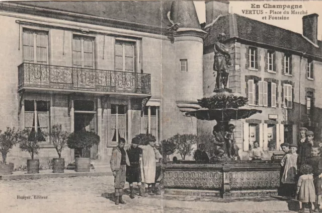 CPA 51 En Champagne VERTUS   Place du Marché et Fontaine  carte plié