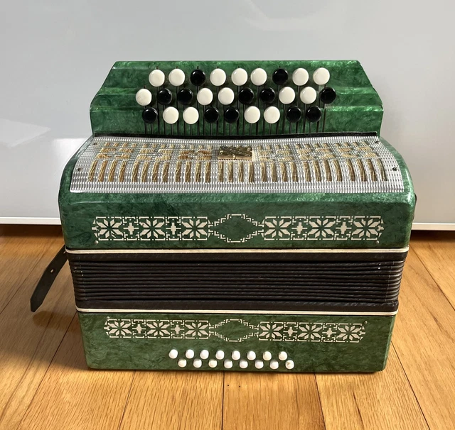 RARE Vintage Akkordeon Russian USSR Razno Malish Child Accordion 16 Bass