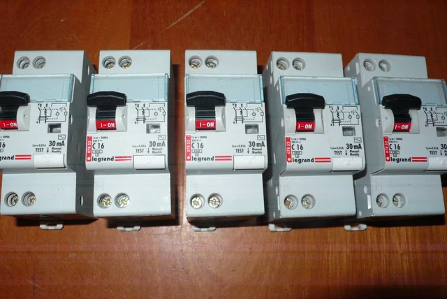 411189 Legrand - Disjoncteur différentiel monobloc DX³6000 10kA arrivée