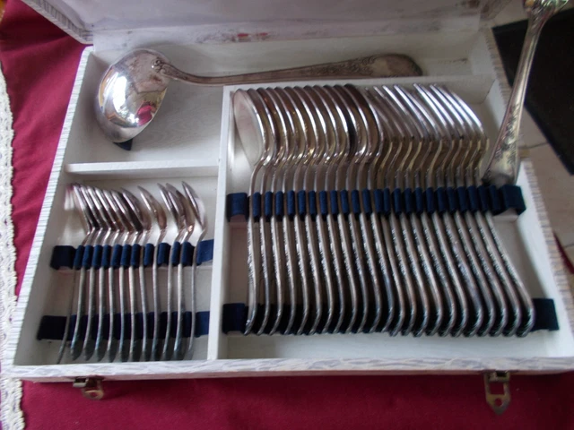 Frionnet François - Ménagère pour 12 personnes (100) - Plaqué(e) argent - Ménagère décor coquille style Louis XV - Antiquités