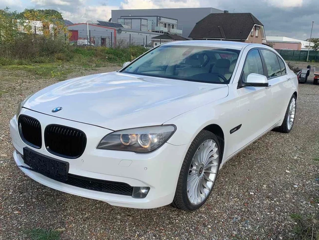 BMW 750 Li XDrive Individual Langversion sehr gepflegt Modell F01 / F02