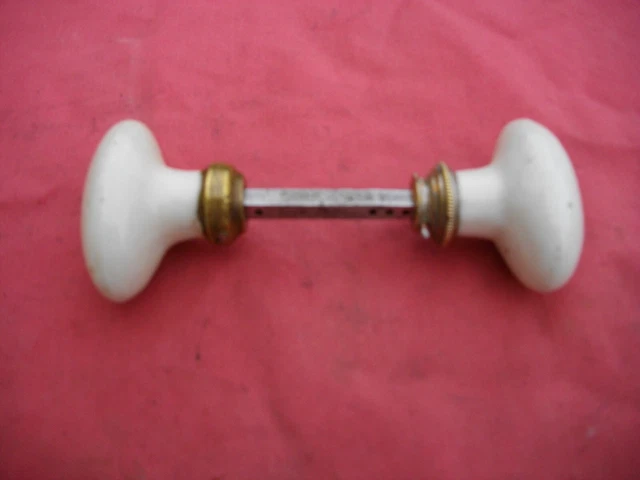 Ancienne paire de  poignée de porte ovale en porcelaine et laiton carré de 7 mm
