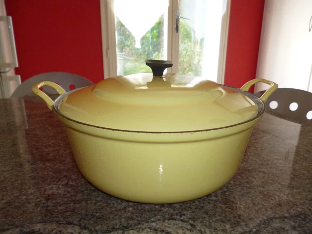 Cocotte ovale en Fonte Émaillée avec Intérieur Noir | Le Creuset FR