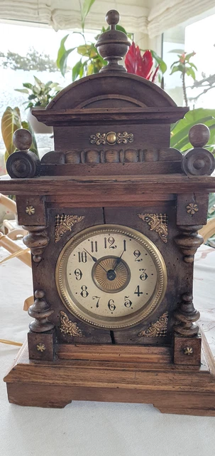 pendule en bois ancienne avec boîte à musique