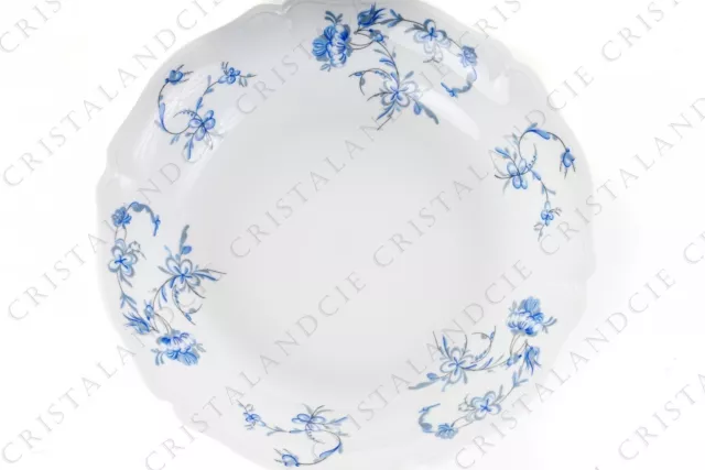 Plat rond creux aux bouquets bleus par L'Ancienne Manufacture Royale. Round dish