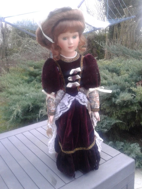 SUPERBE POUPEE EN PORCELAINE DE 65 CM NUMEROTEE ET SIGLE