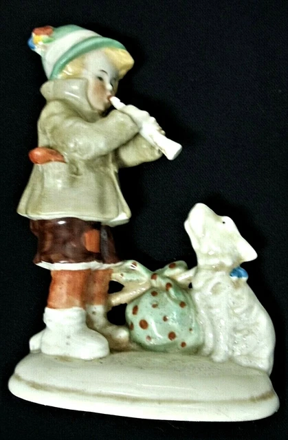 60+ Eingezäunter Teich Mit Fischen Und Flöte Spielender Figur In