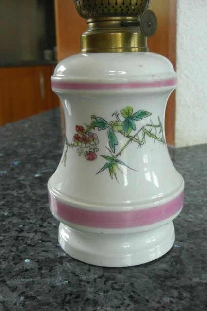 Lampe à Pétrole Ancienne Début XXe Siècle - Avec Abat-jour En Verre Blanc Décoratif - Style Édouardien, Vintage