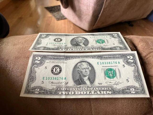 1976 Series 2 Dollar USA Federal Reserve Note Set Of Two. Green Seal WASHINGTON