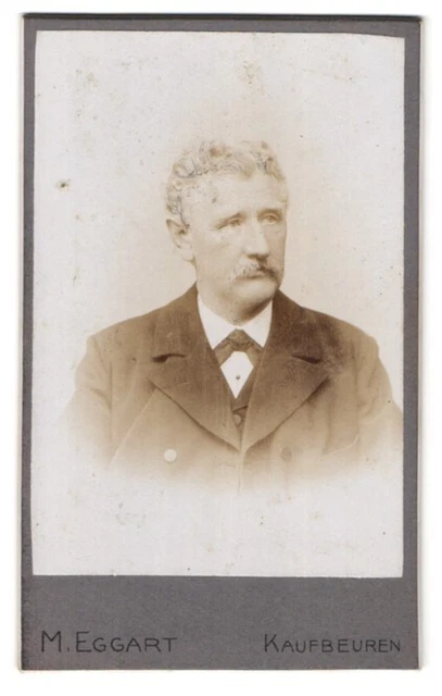 Fotografie M. Eggart, Kaufbeuren, Schraderstraße, alter Mann im Gehrock
