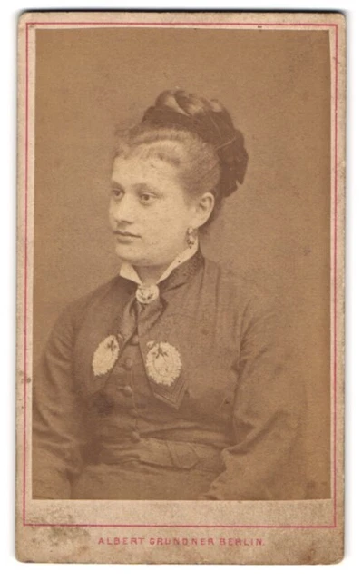 Fotografie Albert Grundner, Berlin, Portrait junge Dame mit Hochsteckfrisur und