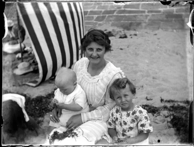 Family at the Sea Beach - Glass Photo Negative Photo - Year 1910 20