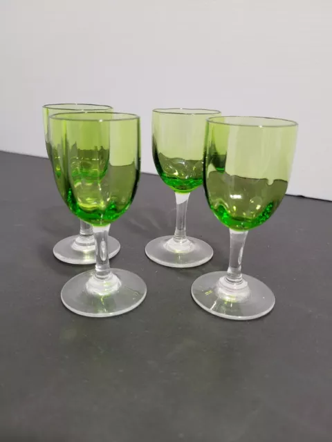 4 verres liqueur cristal non signé Baccarat ou Saint Louis de couleur verte