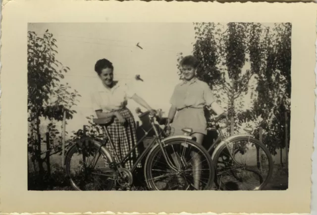 Photo Ancienne - Vintage Snapshot - Vélo Bicyclette Mode Femme - Bike Fashion