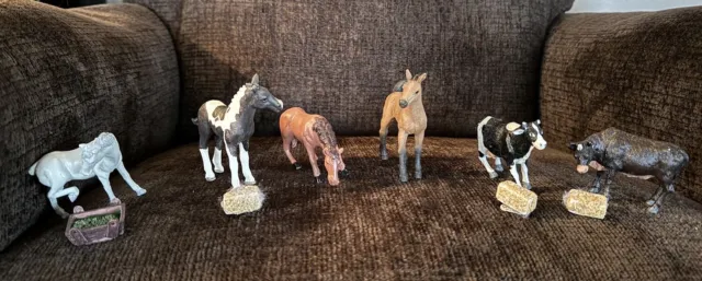 Schleich Horse And Cow Farm Animal Lot - 4 Horses 2 Cows 3 Hay Bails