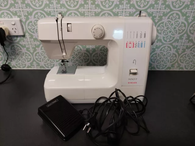 Singer Sewing Machine 1007  (Used)