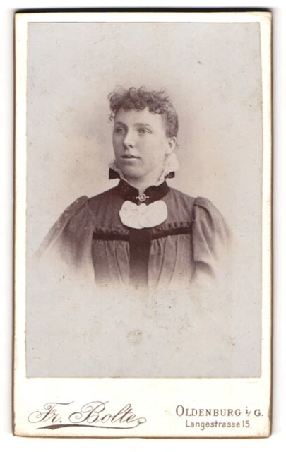 Fotografie Fr. Bolte, Oldenburg i/G, Portrait Fräulein mit zusammengebundenem H
