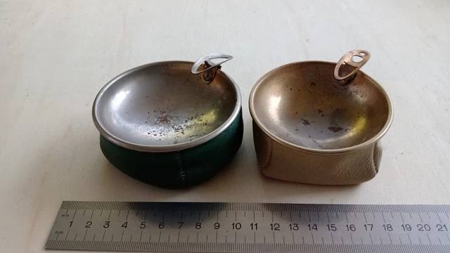 Lotto Di 2 Posacenere Antivento In Metallo, Pelle Beige E Verde Scuro - Vintage