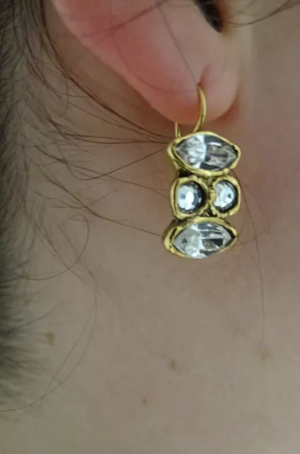 Boucles d'oreilles signées "entre Guillemets" dorée cristaux argentées,dormeuses