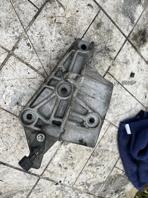 Suppot Moteur Coté Distri Ref: 8200408663 Renault Clio 3 Année 2007