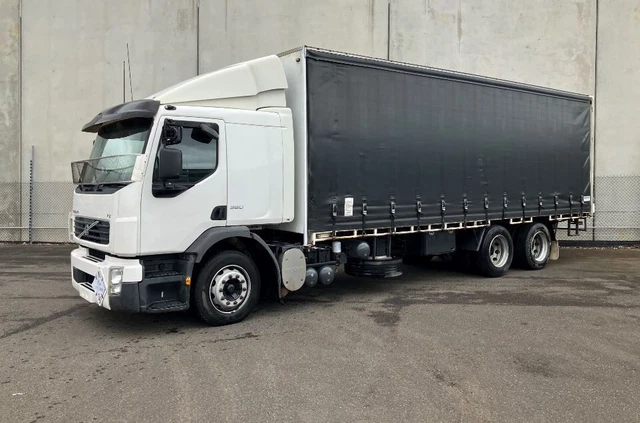 2007 VOLVO FE320 6x2 CURTAINSIDE TRUCK