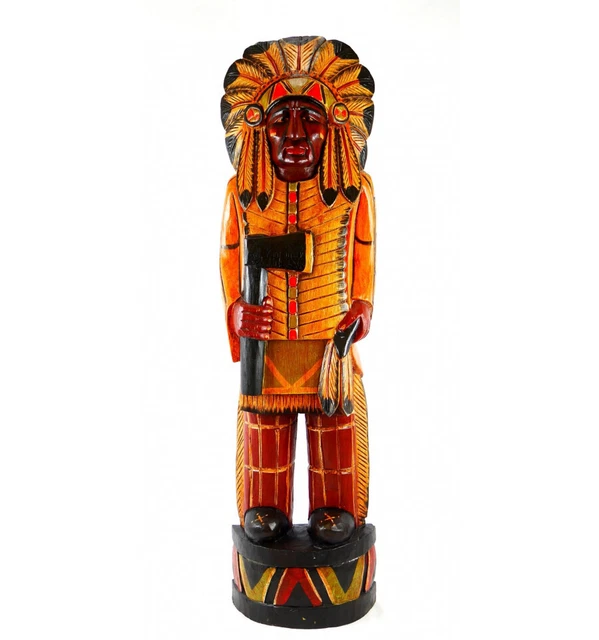 Grande statue de chef indien américain avec coiffe de plumes et hache de gu