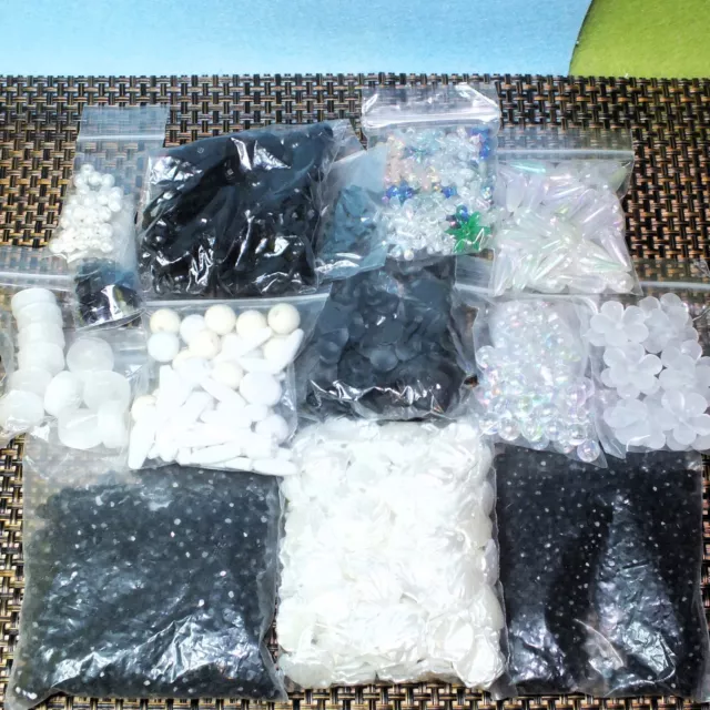 500g mixed beads, BLACK & WHITE. Includes lucite flowers. Job lot bulk clearance