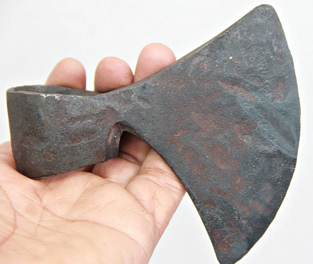 Ancien Hache En Fer Forgée À La Main Rustique Outil De Coupe
