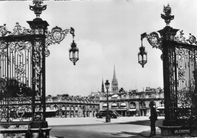 *2224 cpsm 54 Nancy - les Grilles Jean lamour et la Place Stanislas