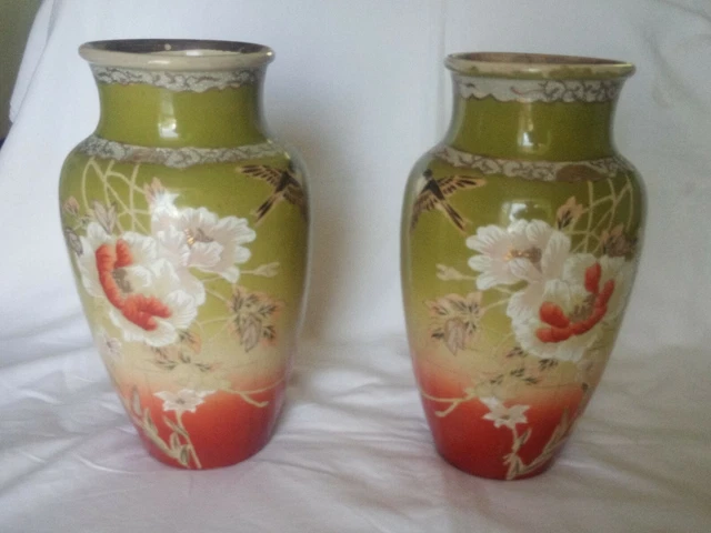 Paire de vases japonais en porcelaine émaillée