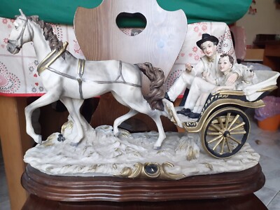 Capodimonte “ LA CARROZZA ” Statuina Bianca/oro Cesare Villari rara 