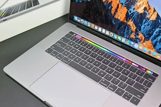 Apple MacBook Pro 15,4" Touch Bar (256GB SSD, Intel Core i7 7a generazione, 2,8