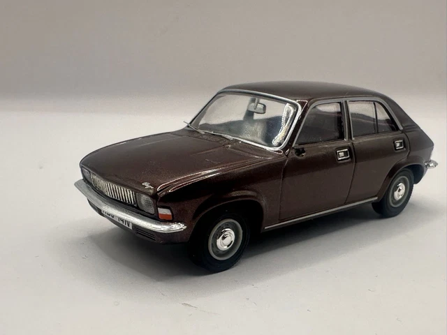 Vanguards 1/43 Triumph 2000 Chrome – VA08209 – Miniature Diecast Occasion